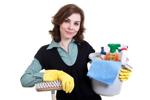 Scrubbing oven with non-abrasive sponge